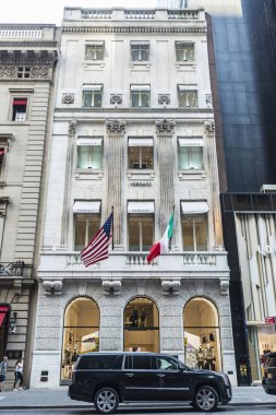 New York City, Amerika Birleşik Devletleri - 28 Temmuz 2018: Versace, Fifth Avenue (5th Avenue) dört bir yanındaki insanlarla Manhattan New York City, Amerika Birleşik Devletleri içinde lüks giyim mağazasında