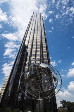 New York City, Amerika Birleşik Devletleri - 28 Temmuz 2018: Trump International Hotel ve kule ve Manhattan New York City, Amerika Birleşik Devletleri'Earth gümüş globe