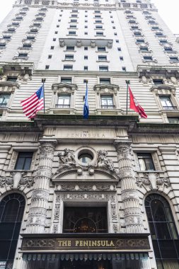 New York City, Amerika Birleşik Devletleri - 28 Temmuz 2018: Peninsula hotel New York City, Amerika Birleşik Devletleri Manhattan'da Fifth Avenue (5th Avenue)