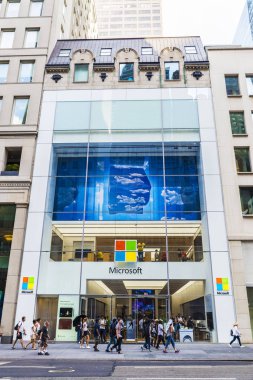 New York City, Amerika Birleşik Devletleri - 28 Temmuz 2018: Microsoft Corporation (Ms) salonu, çokuluslu teknoloji şirketi, Fifth Avenue (5th Avenue) dört bir yanındaki insanlarla Manhattan New York City, Amerika Birleşik Devletleri