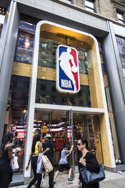 New York City, Amerika Birleşik Devletleri - 28 Temmuz 2018: Nba, lüks basketbol spor ürünleri, Fifth Avenue (5th Avenue) dört bir yanındaki insanlarla Manhattan New York City, Amerika Birleşik Devletleri içinde saklayın