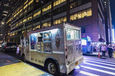 New York City, Amerika Birleşik Devletleri - 30 Temmuz 2018: Onun dondurma kamyonu gece yedinci Avenue (7th Avenue) dört bir yanındaki insanlarla Manhattan New York City, Amerika Birleşik Devletleri, satıcı