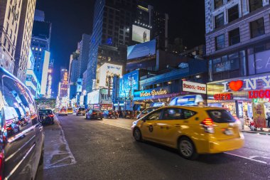 New York City, Amerika Birleşik Devletleri - 30 Temmuz 2018: Taksi ve dört bir yanındaki insanlarla Manhattan New York City, Amerika Birleşik Devletleri içinde yedinci Avenue (7th Avenue) Times Meydanı'nın yanında gece dükkanlar