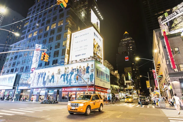 뉴욕시 2018 사람과 뉴욕시 맨하탄에 스크린와 7Th Avenue 스퀘어 — 스톡 사진