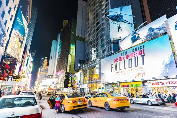 Nova York Eua Julho 2018 Táxi Lojas Noite Sétima Avenida — Fotografia de Stock