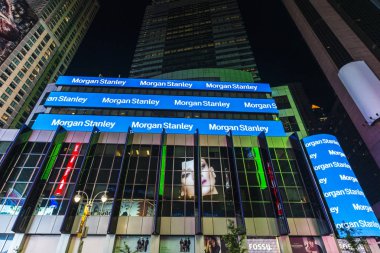 New York City, Amerika Birleşik Devletleri - 30 Temmuz 2018: Genel Müdürlük, Morgan Stanley Manhattan New York City, Amerika Birleşik Devletleri'büyük Reklam ekranları ile Broadway Caddesi Times Meydanı'nın yanında gece