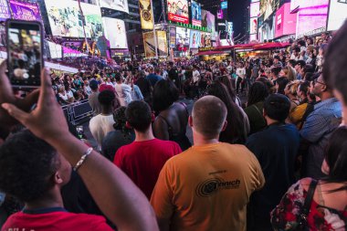 New York City, Amerika Birleşik Devletleri - 30 Temmuz 2018: Times Square dizide pek çok kişi civarında ve Manhattan New York City, Amerika Birleşik Devletleri'büyük Reklam ekranları ile gece