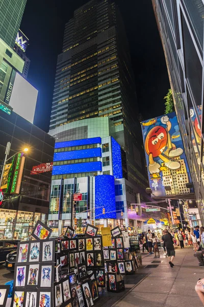 ニューヨーク アメリカ合衆国 2018 似顔絵図面ショップ夜タイムズスクエアの周りの人々 とアメリカ ニューヨーク市のマンハッタンの大規模な広告画面 — ストック写真