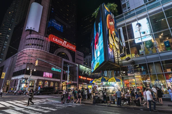 사람들이와 맨하탄에 스크린 스퀘어 브로드 애비뉴에 뉴욕시 2018 크라운 플라자 — 스톡 사진