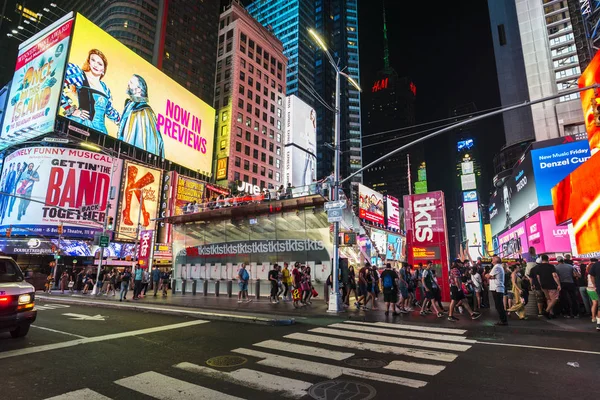 夜の周りの人々 や大規模な広告画面をアメリカ ニューヨーク市のマンハッタンにニューヨーク アメリカ合衆国 2018 タイムズ スクエア — ストック写真