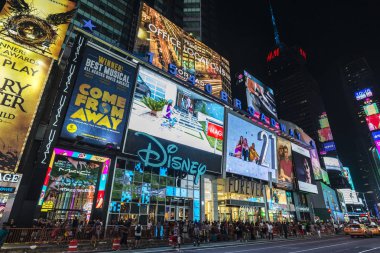 New York City, Amerika Birleşik Devletleri - 30 Temmuz 2018: Times Meydanı etrafında insanlar ve Manhattan New York City, Amerika Birleşik Devletleri'büyük Reklam ekranları ile gece