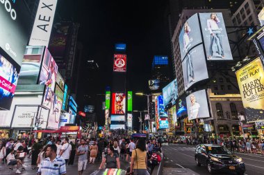 New York City, Amerika Birleşik Devletleri - 30 Temmuz 2018: Times Meydanı etrafında insanlar ve Manhattan New York City, Amerika Birleşik Devletleri'büyük Reklam ekranları ile gece