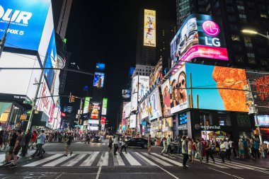 New York City, Amerika Birleşik Devletleri - 30 Temmuz 2018: Times Meydanı etrafında insanlar ve Manhattan New York City, Amerika Birleşik Devletleri'büyük Reklam ekranları ile gece