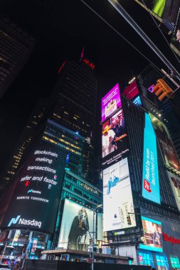 New York City, Amerika Birleşik Devletleri - 30 Temmuz 2018: Times Square New York City, Amerika Birleşik Devletleri Manhattan'da büyük Reklam ekranları ile gece