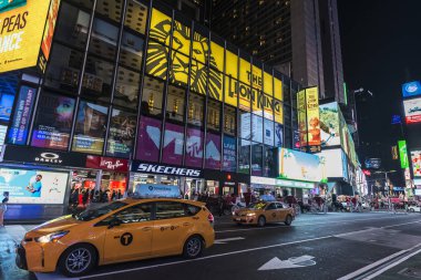 New York City, Amerika Birleşik Devletleri - 30 Temmuz 2018: Times Meydanı etrafında insanlar ve Manhattan New York City, Amerika Birleşik Devletleri'büyük Reklam ekranları ile gece