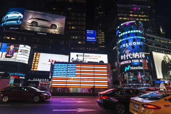 사람들이 스크린 뉴욕시 맨하탄에 플래그 뉴욕시 2018 스퀘어 — 스톡 사진