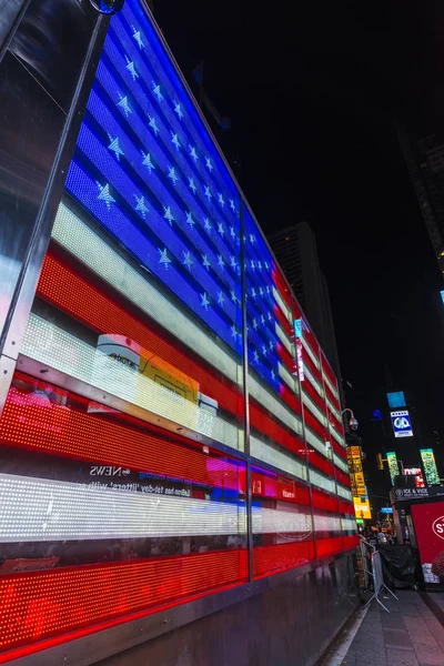 ニューヨーク アメリカ合衆国 2018 私たち軍募集センター大きな旗およびアメリカ ニューヨーク市のマンハッタンの広告画面を夜のタイムズスクエア — ストック写真