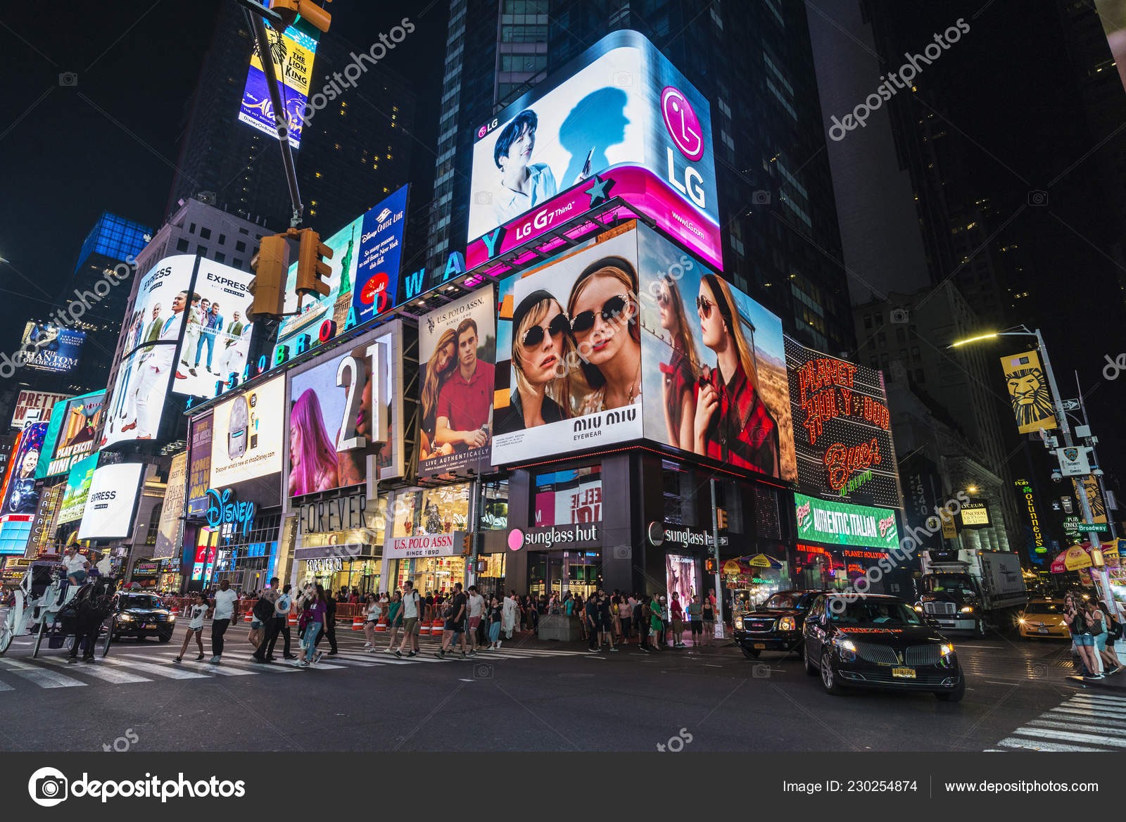 美国纽约市2018年7月30日晚上的时代广场上周围有人美国纽约市曼哈顿的大型广告屏幕—— 库存社论照片© J2R #230254874