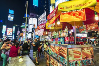 New York City, Amerika Birleşik Devletleri - 30 Temmuz 2018: Times Square gıda kamyona etrafında insanlar ve Manhattan New York City, Amerika Birleşik Devletleri'büyük Reklam ekranları ile gece