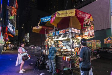 New York City, Amerika Birleşik Devletleri - 30 Temmuz 2018: Times Square gıda kamyona etrafında insanlar ve Manhattan New York City, Amerika Birleşik Devletleri'büyük Reklam ekranları ile gece