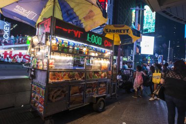 New York City, Amerika Birleşik Devletleri - 30 Temmuz 2018: Times Square gıda kamyona etrafında insanlar ve Manhattan New York City, Amerika Birleşik Devletleri'büyük Reklam ekranları ile gece