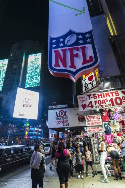 New York City, Amerika Birleşik Devletleri - 28 Temmuz 2018: Levis Giyim Mağazası Times Meydanı'nda dört bir yanındaki insanlarla Manhattan New York City, Amerika Birleşik Devletleri