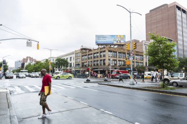 New York City, Amerika Birleşik Devletleri - 25 Temmuz 2018: Rating Malcolm X Bulvarında dört bir yanındaki insanlarla Harlem, Manhattan, New York City, ABD