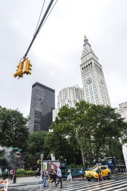 New York City, Amerika Birleşik Devletleri - 25 Temmuz 2018: Trafik ve Manhattan New York City, Amerika Birleşik Devletleri'Broadway etrafında insanlar