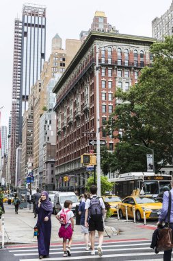 New York City, Amerika Birleşik Devletleri - 25 Temmuz 2018: Trafik ve çevresinde insanlar Manhattan New York City, Amerika Birleşik Devletleri