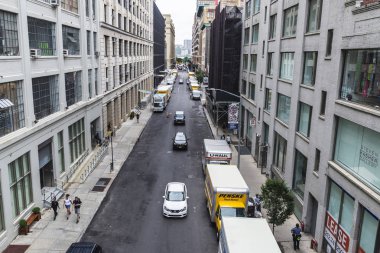 New York City, Amerika Birleşik Devletleri - 25 Temmuz 2018: Yükseltilmiş görünümü etrafında insanlar Manhattan New York City, Amerika Birleşik Devletleri içinde ve trafik