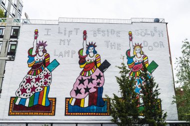 New York City, Amerika Birleşik Devletleri - 25 Temmuz 2018: Yükseltilmiş doğrusal park, greenway ve demiryolu izi Manhattan New York City, Amerika Birleşik Devletleri içinde üç Özgürlük Anıtı'nın yüksek hat yükseltilmiş durumda Park, grafiti