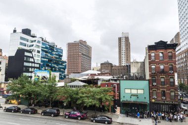 New York City, Amerika Birleşik Devletleri - 25 Temmuz 2018: İnsanlar üst üste Manhattan New York City, Amerika Birleşik Devletleri içinde bir sokakta