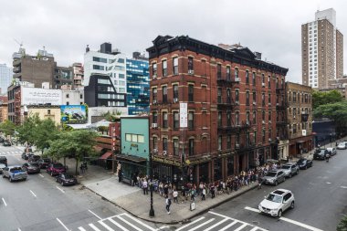 New York City, Amerika Birleşik Devletleri - 25 Temmuz 2018: İnsanlar üst üste Manhattan New York City, Amerika Birleşik Devletleri içinde bir sokakta