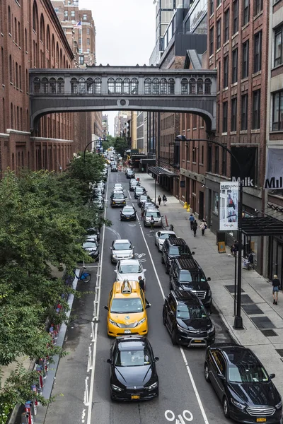 美国纽约市 2018年7月25日 美国纽约市曼哈顿交通和周围人员的高架视野 — 图库照片
