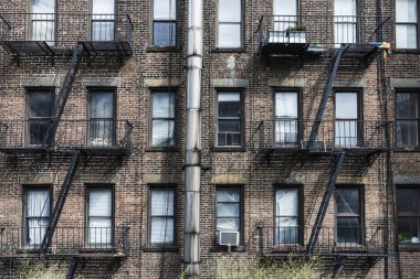 Onun acil merdiven Manhattan, New York City, ABD ile eski bir tipik tuğla ev cephe