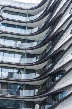 Manhattan New York City, Amerika Birleşik Devletleri içinde eğri şekiller ile modern bir gökdelenin cephe