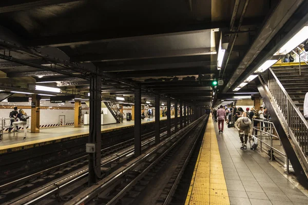 뉴욕시 미국에서 기다리는 사람들과 2018 지하철 — 스톡 사진