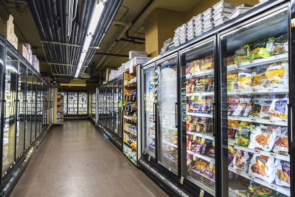 Нью-Йорк, США - 25 июля 2018 года: Замороженная еда в супермаркете Гарлема на Манхэттене в Нью-Йорке, США
