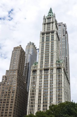 Woolworth Binası yanındaki Broadway, Manhattan, New York City, Amerika Birleşik Devletleri içinde diğer gökdelenler