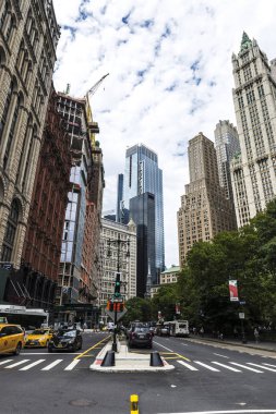 New York City, Amerika Birleşik Devletleri - 26 Temmuz 2018: Broadway ile trafik ve çevresinde insanlar Manhattan, New York City, Amerika Birleşik Devletleri