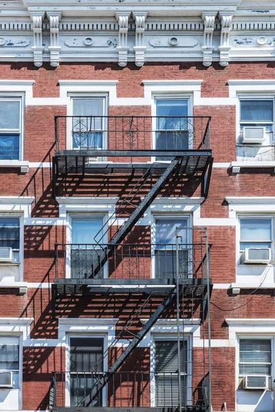 Viejas Casas Típicas Con Sus Escaleras Emergencia Barrio Brooklyn Manhattan — Foto de Stock
