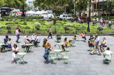 New York City, Amerika Birleşik Devletleri - 26 Temmuz 2018: dinlenme, yemek ve Brooklyn Borough Hall, Manhattan, New York City, Amerika Birleşik Devletleri içinde cep telefonunda konuşmak insanlar