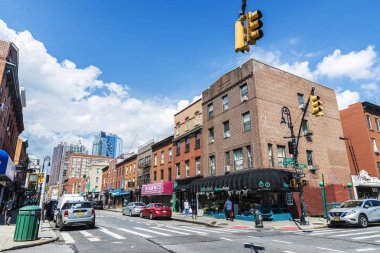 New York City, Amerika Birleşik Devletleri - 26 Temmuz 2018: Trafik ve Brooklyn, Manhattan, New York City, ABD etrafında insanlar