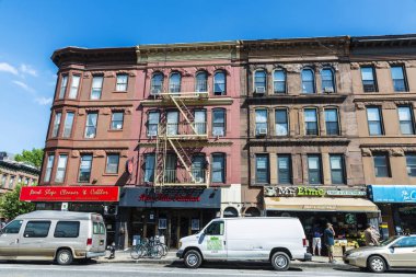 New York City, Amerika Birleşik Devletleri - 26 Temmuz 2018: Eski tipik evler dükkanlar ve araba ile Manhattan, New York City, ABD Brooklyn mahallede park etmiş