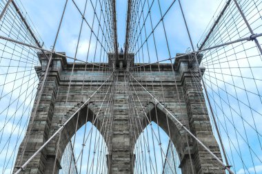 New York 'taki Brooklyn Köprüsü manzaralı.