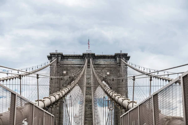 New York 'taki Brooklyn Köprüsü manzaralı.