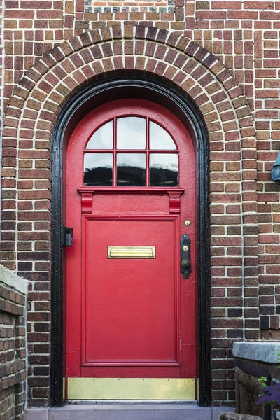Klassische Rote Tür Eines Alten Typischen Hauses Der Nachbarschaft Brooklyn — Stockfoto