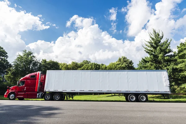 セントラルパーク マンハッタン ニューヨーク市 米国で冷凍品装備赤と白の大型トラック駐車 — ストック写真
