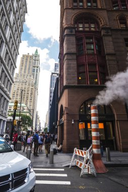 New York City, Amerika Birleşik Devletleri - 26 Temmuz 2018: Turuncu ve beyaz duman yığın Buhar borusu dört bir yanındaki insanlarla Manhattan New York City, Amerika Birleşik Devletleri