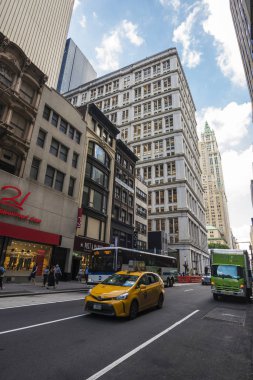 New York City, Amerika Birleşik Devletleri - 26 Temmuz 2018: Sokak trafik ve Manhattan New York City, Amerika Birleşik Devletleri içinde etrafında insanlar ile